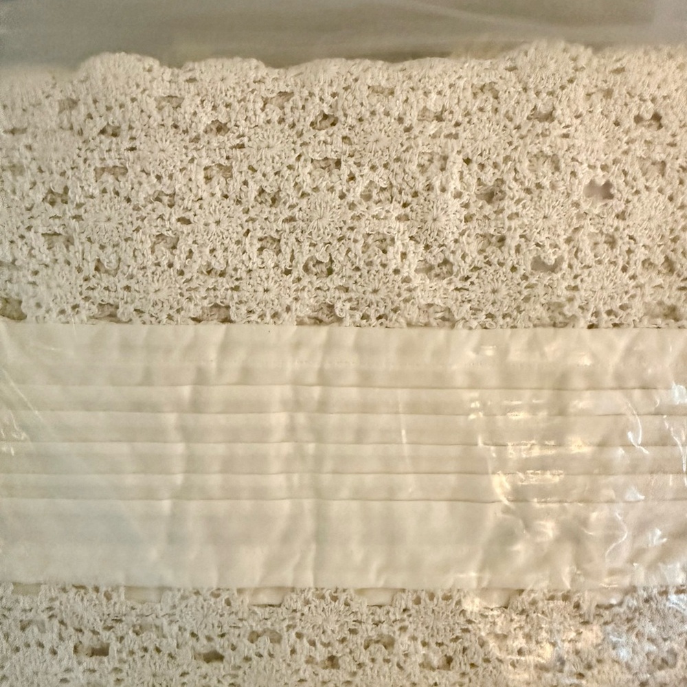 L.L. BEAN Heirloom Crochet Lace TWIN
Bed Skirt in Natural NEW - Picture 3 of 4